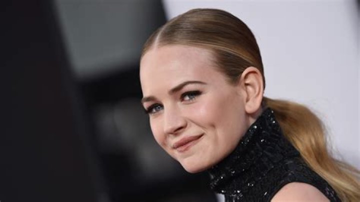 Britt Robertson – Hollywood Life