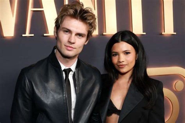 Fans Ask If They’re Dating – Hollywood Life