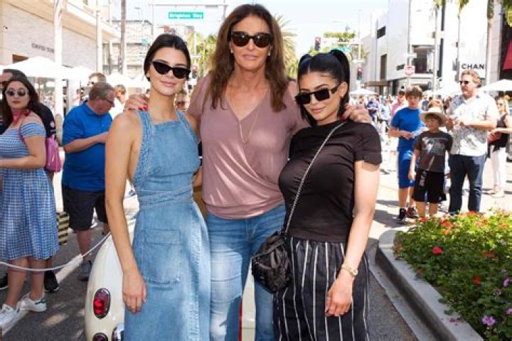 Kendall & Kylie Jenner Call Dad Caitlyn Jenner A ‘Hero’ & ‘Brave’ – Hollywood Life