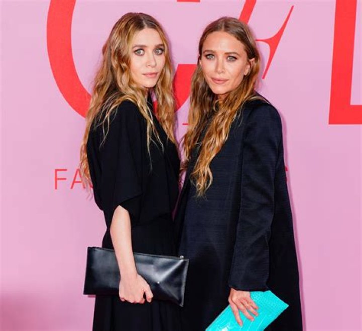 Mary-Kate & Ashley Olsen Make Appearance At Paris Fashion Week: Watch – Hollywood Life